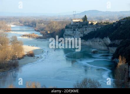 La rivière gelée Ardèche vue d'Aiguèze, dans le sud de la France, pendant une semaine exceptionnellement froide en février 2012 - jamais vu dans la mémoire vivante. Banque D'Images