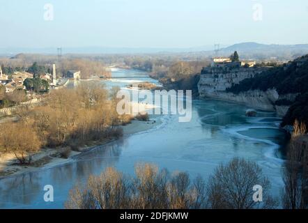 La rivière gelée Ardèche vue d'Aiguèze, dans le sud de la France, pendant une semaine exceptionnellement froide en février 2012 - jamais vu dans la mémoire vivante. Banque D'Images