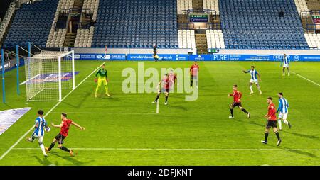 5 décembre 2020 The John Smiths Stadium, Huddersfield, Yorkshire, Angleterre; English football League Championship football, Huddersfield Town v ersus Queens Park Rangers; Josh Koroma de Huddersfield Town traverse le ballon dans la boîte avec une vue des sièges vides en arrière-plan Banque D'Images