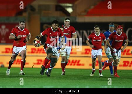 Llanelli, Royaume-Uni. 05e décembre 2020. Taulupe Faletau du pays de Galles fait une pause. Match de rugby de la coupe de l'automne des Nations, pays de Galles contre Italie au Parc y Scarlets de Llanelli, pays de Galles du Sud, le samedi 5 décembre 2020. Cette image ne peut être utilisée qu'à des fins éditoriales. Usage éditorial seulement, photo par Andrew Orchard/Andrew Orchard sports photographie/Alamy Live News crédit: Andrew Orchard sports photographie/Alamy Live News Banque D'Images