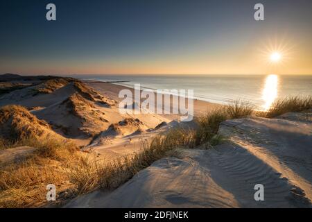 Vue sur la mer coucher du soleil depuis le sommet de la dune, Hollande Banque D'Images