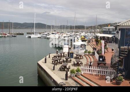 Knysna, Afrique du Sud : front de mer de Knyssa avec marina, restaurants et boutiques, au bord de la lagune de Knysna. Garden route, Afrique du Sud, Afrique. Banque D'Images