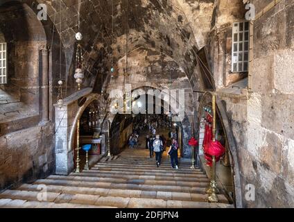 Jérusalem, Israël - 14 octobre 2017 : escalier souterrain menant à l'église du Sépulcre de Sainte Marie, connue sous le nom de tombe de la Vierge Marie, au Mont des oliviers Banque D'Images