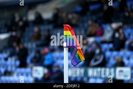 Gros plan sur le drapeau d'angle de Stonewall Rainbow Laces avant lors du match de la Sky Bet League One au New Meadow, Shrewsbury. Banque D'Images