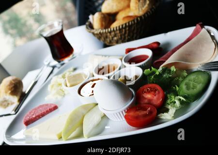 Assiette à petit-déjeuner composée de thé, pain et confiture Banque D'Images