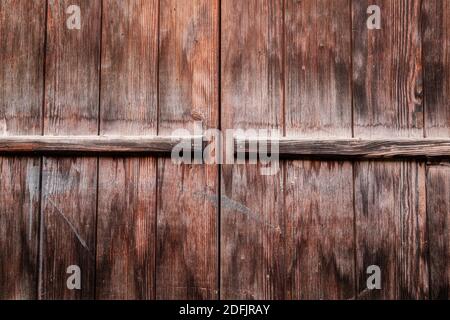 Mur de chalets en bois sombre et patiné dans la vieille ville de zermatt. Banque D'Images