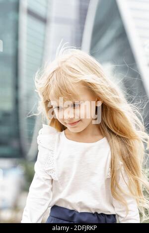 portrait d'une belle fille blonde dans un blanc blouse sur fond de paysage urbain Banque D'Images