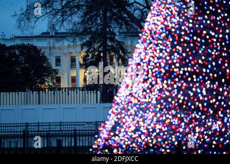 Washington, États-Unis. 5 décembre 2020. Photo prise le 4 décembre 2020 montre l'arbre de Noël national et la Maison Blanche à Washington, DC, les États-Unis. Credit: Liu Jie/Xinhua/Alay Live News Banque D'Images