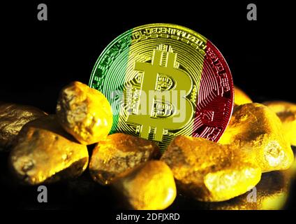 Le Bitcoin est marqué avec le drapeau du Mali, sur fond de minerai d'or Banque D'Images