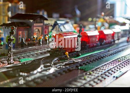 train de jouets pour enfants sur la piste. train de jouets et gare pour enfants Banque D'Images