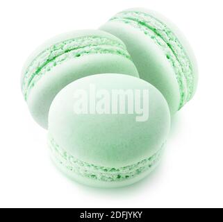 Trois macarons verts (pistache ou menthe) isolés sur fond blanc Banque D'Images