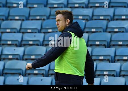 LONDRES, ANGLETERRE. 5 DÉCEMBRE Alex Pearce de Millwall s'échauffe pendant le match de championnat Sky Bet entre Millwall et Derby County à la Den, Londres, le samedi 5 décembre 2020. (Credit: Ivan Yordanov | MI News) Credit: MI News & Sport /Alay Live News Banque D'Images