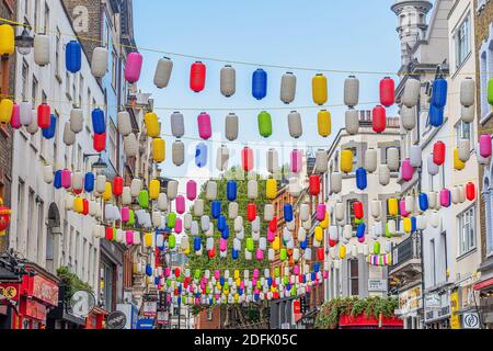 LONDRES, ROYAUME-UNI - 29 SEPTEMBRE 2020 : lanternes colorées surplombant les rues de China Town Banque D'Images