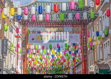 Lanternes colorées surplombant les rues de China Town Banque D'Images