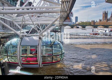 LONDRES, ROYAUME-UNI - 28 SEPTEMBRE 2020 : une des 32 capsules de la roue London Eye Ferris Banque D'Images