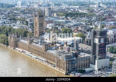 Vue aérienne de la Chambre du Parlement. L'horloge Big Ben est couverte pour les travaux de réparation Banque D'Images