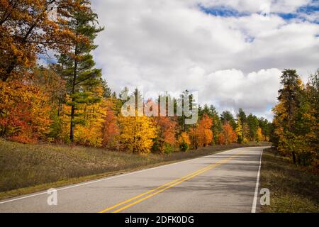 Couleur d'automne près du lac Kingston entre Munising et Grand Marais, Michigan Banque D'Images