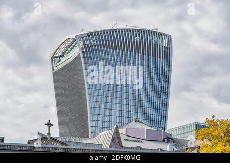 LONDRES, ROYAUME-UNI - 28 SEPTEMBRE 2020 : vue sur le bâtiment situé au 20 Fenchurch Street, souvent appelé le bâtiment Walkie Talkie Banque D'Images
