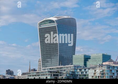 LONDRES, ROYAUME-UNI - 28 SEPTEMBRE 2020 : vue sur le bâtiment situé au 20 Fenchurch Street, souvent appelé le bâtiment Walkie Talkie Banque D'Images