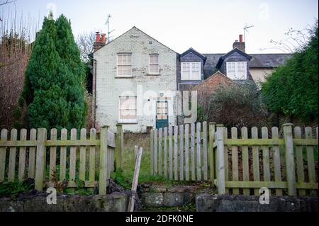 Wendover, Buckinghamshire, Royaume-Uni. 1er décembre 2020. Une autre maison familiale est arraisonnée par HS2 car les familles sont expulsées par HS2 alors que les travaux de construction sur la liaison ferroviaire à grande vitesse de Londres à Birmingham se poursuivent. Le projet controversé HS2 met en péril 693 sites fauniques, 33 ISSS et 108 anciennes terres boisées. Crédit : Maureen McLean/Alay Banque D'Images