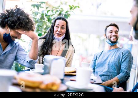 Des amis qui s'amusent à parler au coffeeshop - jeunes gens du milieu Socialiser ensemble à la cafétéria du restaurant - Nouveau concept de style de vie normal Banque D'Images