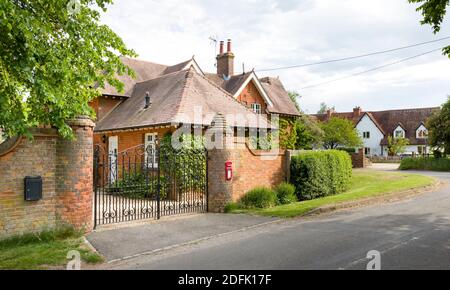 Entrée à une ancienne maison de campagne anglaise avec des portes en fer. Buckinghamshire village, Angleterre, Royaume-Uni Banque D'Images