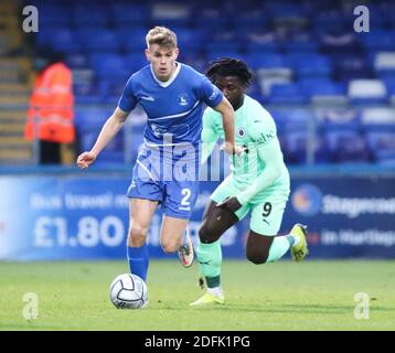 Hartlepool, Royaume-Uni. 05e décembre 2020. Lewis Cass (#2 Hartlepool United) est sous pression de Kabongo Tshimanga (#9 Boreham Wood) pendant le match de la Vanarama National League entre Hartlepool United et Boreham Wood à Victoria Park à Hartlepool KEN FOULDS crédit: SPP Sport Press photo. /Alamy Live News Banque D'Images