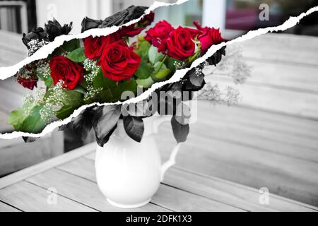 bouquet de roses rouges en vase blanc sur papier déchiré Banque D'Images