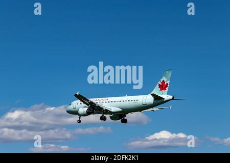 Toronto (Ontario), Canada - le 22 juin 2019. Avion de transport de passagers d'Air Canada, train d'atterrissage engagé, tous fixés pour atterrir à l'aéroport international Pearson Banque D'Images