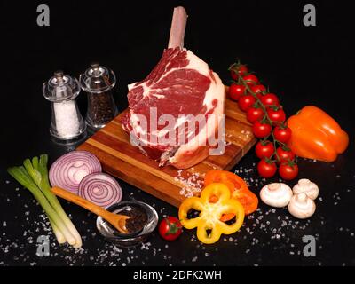 délicieux steak de tomahawk vieilli, sec et cru, prêt à cuire Banque D'Images