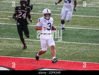 Piscataway, NJ, États-Unis. 5 décembre 2020. Parker Washington (3), Grand receveur des Nittany Lions de l'État de Pennsylvanie, a obtenu une première moitié de toucher lors d'un match de football de la NCAA entre les Nittany Lions de l'État de Pennsylvanie et les Rutgers Scarlet Knights du SHI Stadium de Piscataway, NJ. Penn State a battu Rutgers 23-7. Mike Langish/Cal Sport Media. Crédit : csm/Alay Live News Banque D'Images