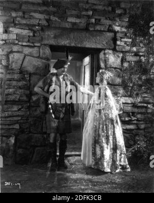 NORMAN KERRY et LILLIAN GISH dans ANNIE LAURIE 1927 réalisateur JOHN S. ROBERTSON histoire / scénario Josephine Lovett direction artistique Cedric Gibbons et Merrill Pye costume conception André-ani photo par Milton Brown Metro Goldwyn Mayer Banque D'Images