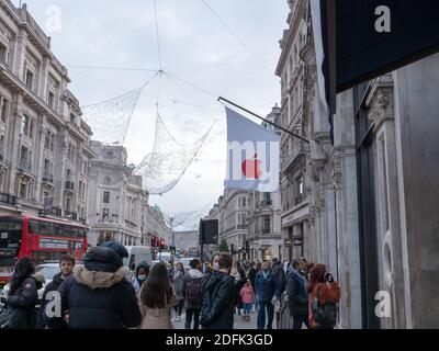 Londres, Royaume-Uni. 4 décembre 2020. Logo Apple vu représenté sur un drapeau volant devant son magasin à Regent Street pendant le virus corona, pandémie de covid-19, un vendredi après-midi, début décembre 2020. Crédit: Joe Kuis / Alay Banque D'Images