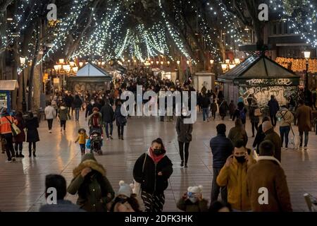 5 décembre 2020, Barcelone, Catalogne, Espagne: Ce samedi après-midi, les Barcelonans portant des masques pour empêcher la propagation du coronavirus se promènent sur le boulevard Las Ramblas décoré de lumières de Noël. À mesure que les fêtes de Noël approchent, la croissance possible de la courbe d'infection par le coronavirus est préoccupante en raison de la grande mobilité et des rassemblements familiaux durant ces dates. Jordi Boixareu/Alamy Live News Banque D'Images