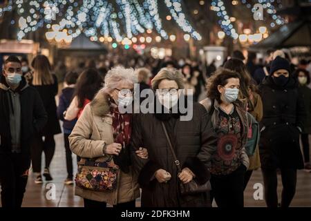 5 décembre 2020, Barcelone, Catalogne, Espagne: Ce samedi après-midi, les Barcelonans portant des masques pour empêcher la propagation du coronavirus se promènent sur le boulevard Las Ramblas décoré de lumières de Noël. À mesure que les fêtes de Noël approchent, la croissance possible de la courbe d'infection par le coronavirus est préoccupante en raison de la grande mobilité et des rassemblements familiaux durant ces dates. Jordi Boixareu/Alamy Live News Banque D'Images