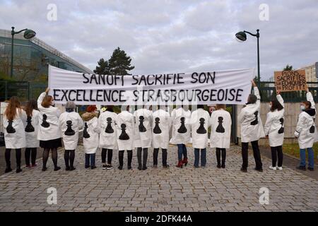 Les travailleurs de Sanofi manifestent à l'extérieur du siège de la multinationale pharmaceutique le 1er octobre 2020 à Strasbourg, dans l'est de la France. Depuis l'annonce d'un plan de départ volontaire qui pourrait affecter 1,700 emplois en Europe, dont un millier en France, les employés du site de recherche de Strasbourg appartenant au géant pharmaceutique français sont inquiets. Ce site emploie 57 personnes et son activité de recherche en immunooncologie serait transférée à Vitry-sur-Seine, en Val-de-Marne. Photo de Nicolas Roses/ABACAPRESS.COM Banque D'Images