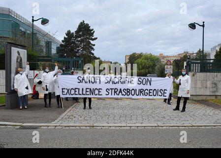 Les travailleurs de Sanofi manifestent à l'extérieur du siège de la multinationale pharmaceutique le 1er octobre 2020 à Strasbourg, dans l'est de la France. Depuis l'annonce d'un plan de départ volontaire qui pourrait affecter 1,700 emplois en Europe, dont un millier en France, les employés du site de recherche de Strasbourg appartenant au géant pharmaceutique français sont inquiets. Ce site emploie 57 personnes et son activité de recherche en immunooncologie serait transférée à Vitry-sur-Seine, en Val-de-Marne. Photo de Nicolas Roses/ABACAPRESS.COM Banque D'Images