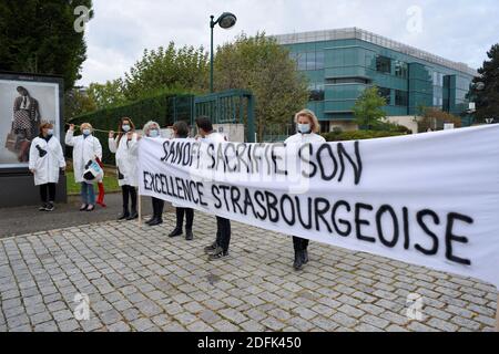 Les travailleurs de Sanofi manifestent à l'extérieur du siège de la multinationale pharmaceutique le 1er octobre 2020 à Strasbourg, dans l'est de la France. Depuis l'annonce d'un plan de départ volontaire qui pourrait affecter 1,700 emplois en Europe, dont un millier en France, les employés du site de recherche de Strasbourg appartenant au géant pharmaceutique français sont inquiets. Ce site emploie 57 personnes et son activité de recherche en immunooncologie serait transférée à Vitry-sur-Seine, en Val-de-Marne. Photo de Nicolas Roses/ABACAPRESS.COM Banque D'Images