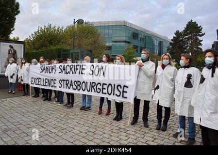 Les travailleurs de Sanofi manifestent à l'extérieur du siège de la multinationale pharmaceutique le 1er octobre 2020 à Strasbourg, dans l'est de la France. Depuis l'annonce d'un plan de départ volontaire qui pourrait affecter 1,700 emplois en Europe, dont un millier en France, les employés du site de recherche de Strasbourg appartenant au géant pharmaceutique français sont inquiets. Ce site emploie 57 personnes et son activité de recherche en immunooncologie serait transférée à Vitry-sur-Seine, en Val-de-Marne. Photo de Nicolas Roses/ABACAPRESS.COM Banque D'Images