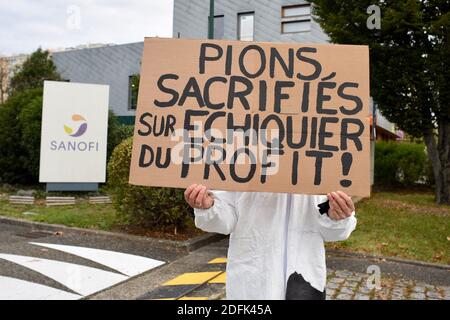 Les travailleurs de Sanofi manifestent à l'extérieur du siège de la multinationale pharmaceutique le 1er octobre 2020 à Strasbourg, dans l'est de la France. Depuis l'annonce d'un plan de départ volontaire qui pourrait affecter 1,700 emplois en Europe, dont un millier en France, les employés du site de recherche de Strasbourg appartenant au géant pharmaceutique français sont inquiets. Ce site emploie 57 personnes et son activité de recherche en immunooncologie serait transférée à Vitry-sur-Seine, en Val-de-Marne. Photo de Nicolas Roses/ABACAPRESS.COM Banque D'Images