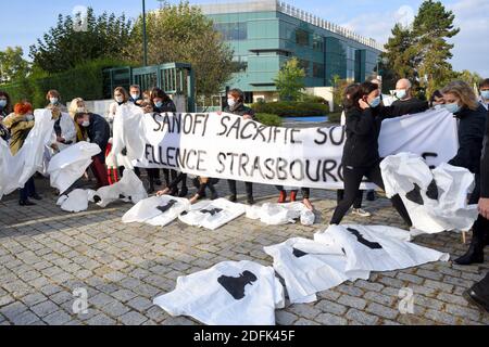 Les travailleurs de Sanofi manifestent à l'extérieur du siège de la multinationale pharmaceutique le 1er octobre 2020 à Strasbourg, dans l'est de la France. Depuis l'annonce d'un plan de départ volontaire qui pourrait affecter 1,700 emplois en Europe, dont un millier en France, les employés du site de recherche de Strasbourg appartenant au géant pharmaceutique français sont inquiets. Ce site emploie 57 personnes et son activité de recherche en immunooncologie serait transférée à Vitry-sur-Seine, en Val-de-Marne. Photo de Nicolas Roses/ABACAPRESS.COM Banque D'Images