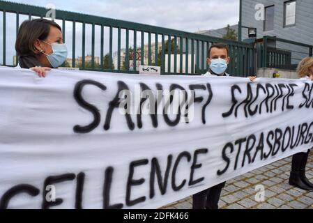 Les travailleurs de Sanofi manifestent à l'extérieur du siège de la multinationale pharmaceutique le 1er octobre 2020 à Strasbourg, dans l'est de la France. Depuis l'annonce d'un plan de départ volontaire qui pourrait affecter 1,700 emplois en Europe, dont un millier en France, les employés du site de recherche de Strasbourg appartenant au géant pharmaceutique français sont inquiets. Ce site emploie 57 personnes et son activité de recherche en immunooncologie serait transférée à Vitry-sur-Seine, en Val-de-Marne. Photo de Nicolas Roses/ABACAPRESS.COM Banque D'Images