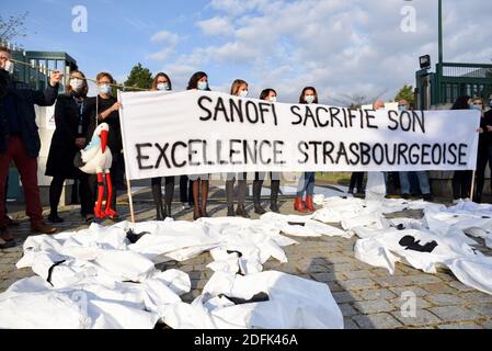 Les travailleurs de Sanofi manifestent à l'extérieur du siège de la multinationale pharmaceutique le 1er octobre 2020 à Strasbourg, dans l'est de la France. Depuis l'annonce d'un plan de départ volontaire qui pourrait affecter 1,700 emplois en Europe, dont un millier en France, les employés du site de recherche de Strasbourg appartenant au géant pharmaceutique français sont inquiets. Ce site emploie 57 personnes et son activité de recherche en immunooncologie serait transférée à Vitry-sur-Seine, en Val-de-Marne. Photo de Nicolas Roses/ABACAPRESS.COM Banque D'Images