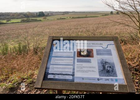 Un panneau d'informations sur le Trésor de l'âge de fer Snettisham trouvé en 1948. Surplombant les champs sur le bord de la toilette. Banque D'Images