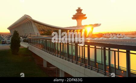 Lever de soleil sur l'aéroport de Dulles à Dulles, Virginie. Banque D'Images