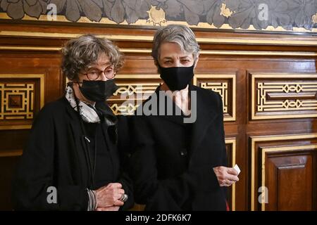 Sarah Moon et Charlotte Rampling assistent au spectacle de femmes Yohji Yamamoto Printemps/été 2021 dans le cadre de la semaine de la mode de Paris le 2 octobre 2020, à l'Hôtel de ville, à Paris, France. Photo de Jana appelez-moi J/ABACAPRESS.COM Banque D'Images