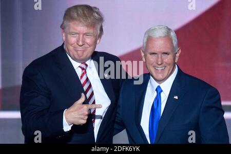 Photo du dossier en date du 20 juillet 2016 du candidat républicain à la présidence Donald Trump apparaît sur scène avec le candidat du Parti républicain au poste de vice-président Mike Pence lors de la troisième journée de la convention nationale républicaine à la Quicken Loans Arena de Cleveland, Ohio, USA.le vice-président Mike Pence et son épouse Karen ont testé négatif pour le coronavirus, a annoncé son secrétaire de presse dans un tweet. Pence est le premier à prendre le pouvoir si le président Donald Trump, qui s'est retrouvé positif pour le virus jeudi soir et est arrivé vendredi au centre médical militaire national Walter Reed, était moi Banque D'Images