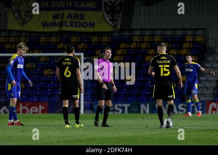 Wimbledon, Royaume-Uni. 05e décembre 2020. Arbitre, Benjamin Speedie vu lors du match de la Sky Bet League 1 entre AFC Wimbledon et Bristol Rovers au stade Plough Lane, Wimbledon, Angleterre, le 5 décembre 2020. Photo de Carlton Myrie. Crédit : Prime Media Images/Alamy Live News Banque D'Images