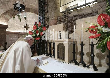 Le pape François a signé sa nouvelle encyclique, 'Fratelli tutti', lors d'une visite à Assise, en Italie, le 3 octobre 2020. Lors de son premier voyage officiel en dehors de Rome depuis que la pandémie a frappé l'Italie, le pape a célébré la messe sur le tombeau de son homonyme, Saint François d'Assise. 'Fratelli tutti' les mots d'ouverture de l'encyclique, signifie 'tous les frères' en italien. L'expression est tirée des écrits de Saint François, l'une des inspirations majeures de la troisième encyclique du Pape François, sur la fraternité et l'amitié sociale. Le texte sera publié le 4 octobre, fête de Saint François. Photo par ABACAPRESS.COM Banque D'Images