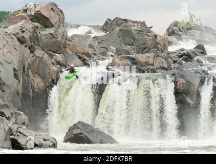 Un kayakiste survolant la chute d'eau de Great Falls à Great Falls, en Virginie. Banque D'Images